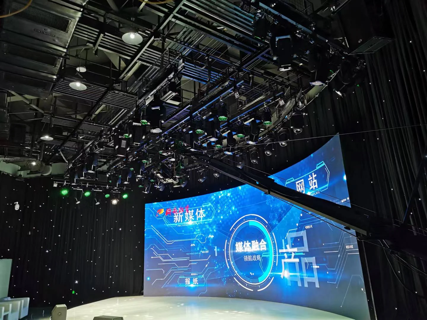 济南报业集团演播厅现场照片 2